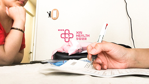 贴心医生服务团队在为女性用户问诊服务