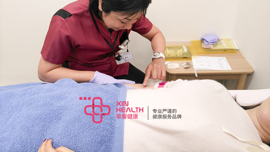 日本试管婴儿医院工作人员为用户抽血化验
